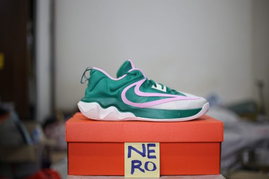 Giày bóng rổ Nero Shop - Giày bóng rổ chính hãng- Đồng phục bóng rổ 35 Một "giày bóng rổ nam Nike Giannis Immortality 3 5 The Hard Way DZ7533-300" màu xanh lá cây và hồng được trưng bày trên hộp giày nikemàu cam
