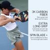 Hình ảnh vận động viên nữ dùng vợt pickleball chính hãng adidas adipower attk sử dụng sợi carbon 3K giúp trợ lực cho các cú đánh và hỗ trợ người chơi tốt hơn, cán dài với lót êm ái chống trượt, bề mặt nhám giúp tạo bóng siêu xoáy.