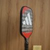 Vợt Pickleball Adidas Adipower Ctrl 3.2 PB1CA0 4 Vợt Pickleball Adidas Adipower Ctrl đặt nghiêng cho thấy họa tiết kẻ ca-rô và logo adidas màu trắng ở giữa vợt