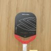 Selkirk Labs 007 10mm Invikta- Selkirk 007 4 Vợt pickleball Selkirk Project Labs 007 10mm Invikta đặt cạnh logo Nero Shop trên nền gỗ